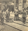 Deutsche Kriegsgefangene arbeiten auf französischer Bahnstation.jpg