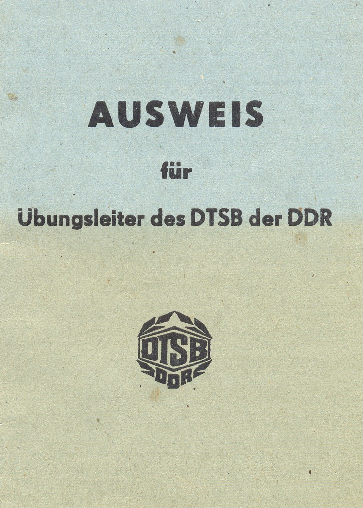 Le nouveau passe sanitaire  Ausweis_f%C3%BCr_%C3%9Cbungsleiter_des_DTSB_der_DDR