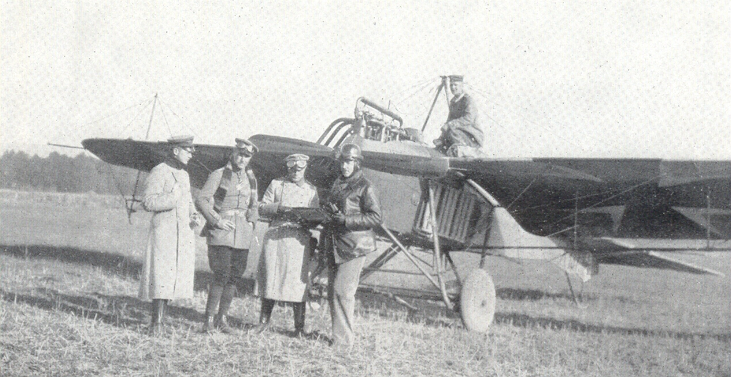 Hauptmann von Chammier-Glisczinski und die Leutnants Graf Rambaldi und Bürger sowie ein vierter.jpg
