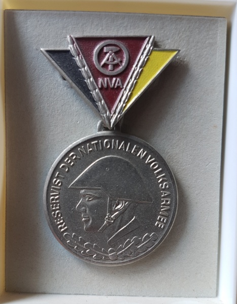 Datei:Reservist der NVA Pin.jpg