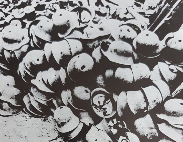 Datei:Stahlhelm = gefallen ....jpg