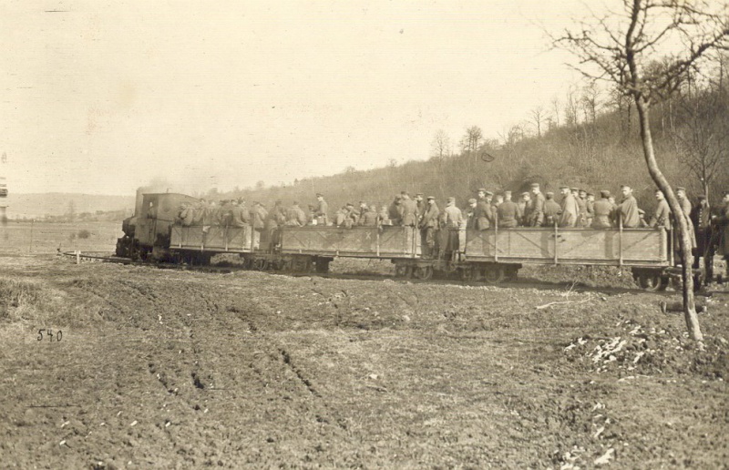 Datei:Kanonenfutter auf der feldbahn.jpg