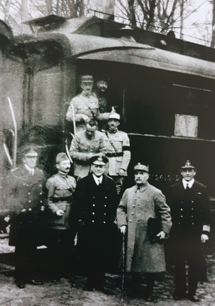 Datei:Salonwagen in Compiegne am 11.11.1918.jpg