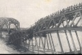 Deutsche Truppen passieren die von Russen gesprengte Eisenbahnbrücke in Riga.jpg