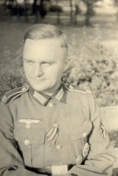 Datei:Besitzer Fotoalbum mit EK II+Verwundetenabzeichen+Infanteriesturmabzeichen.jpg