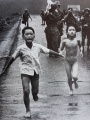 Kinder nach südvietnamesischen Napalmangriff 1972.jpg