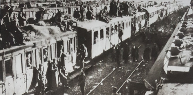 Datei:Heimkehrende Fronttruppen 1918.jpg