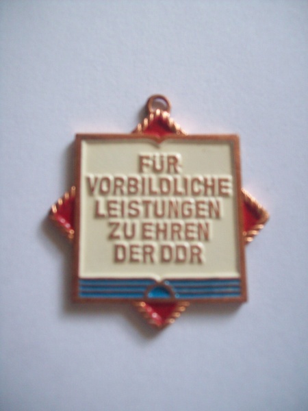 Datei:Für vorbildliche Leistungen zu Ehren der DDR.JPG