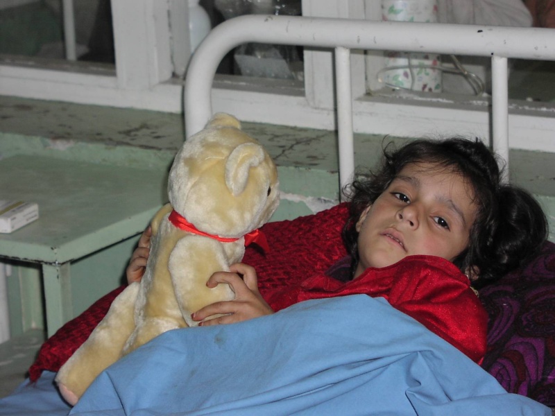 Datei:Maedchen im Krankenhaus.jpg