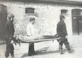 Verwundeter Deutscher wird von französischen Gefangenen getragen.jpg