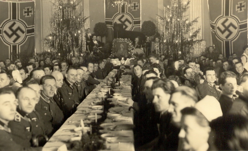 Datei:Weihnachtsfeier ww2.jpg