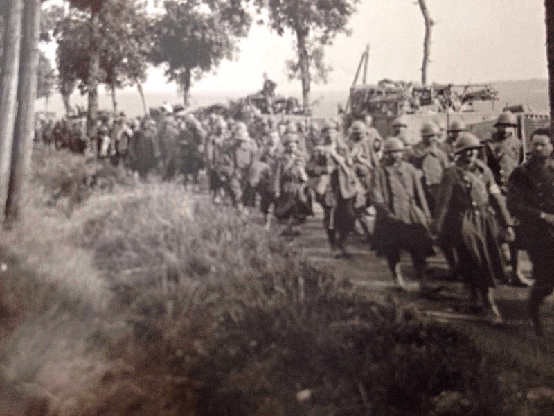 Datei:Gefangenenmarsch-die meisten werden sterben s.jpg