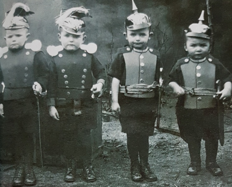 Datei:Kind - Jugend - Offizier.jpg