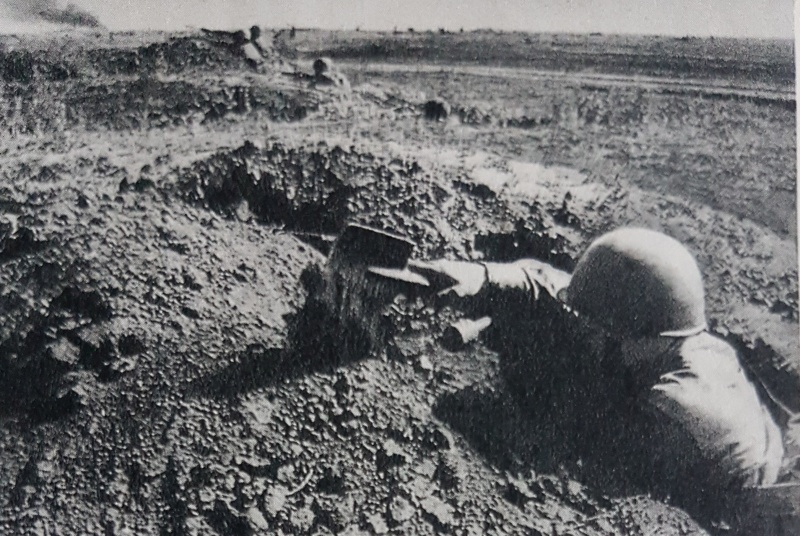 Datei:Sowjetische Infanterie gräbt sich ein - 22.6.1941.jpg