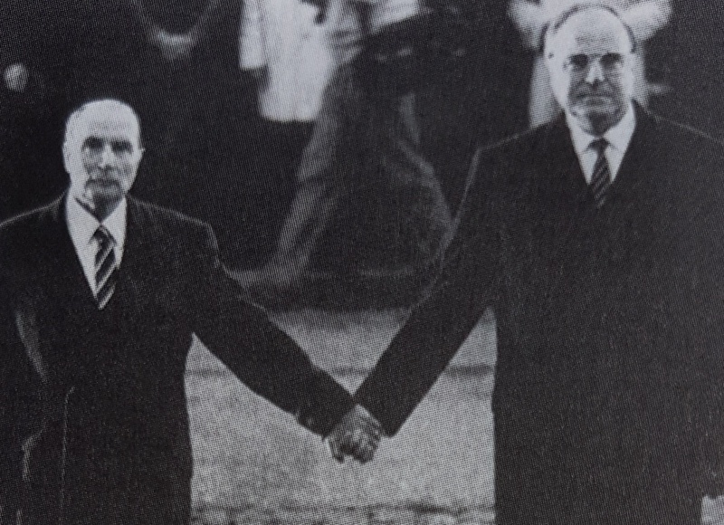 Datei:Francois Mitterrand (Frankreich) und der Deutsche Bundeskanzler Helmut Kohl (Deutschland).jpg