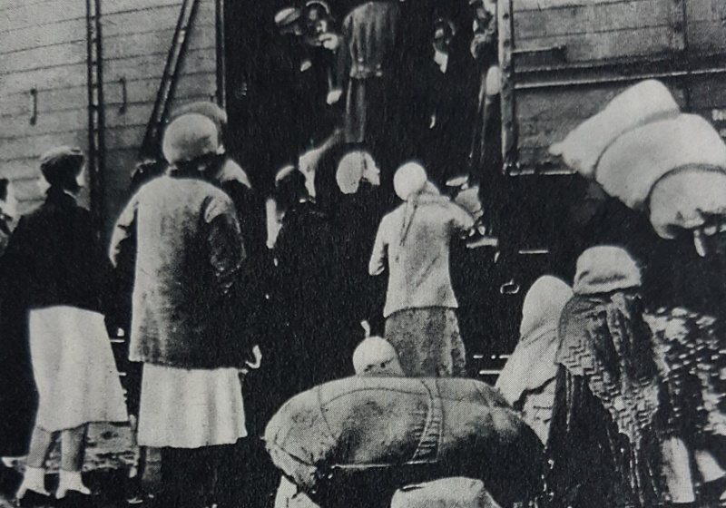 Datei:Sowjetische Frauen - Zwangsarbeit 22.6.1941.jpg