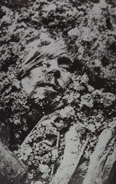 Datei:Bei Verdun verschütteter Soldat.jpg