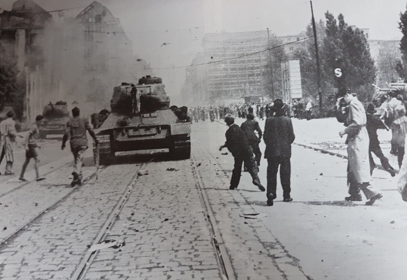 Datei:Ostberlin - Sowjetische Panzer.jpg