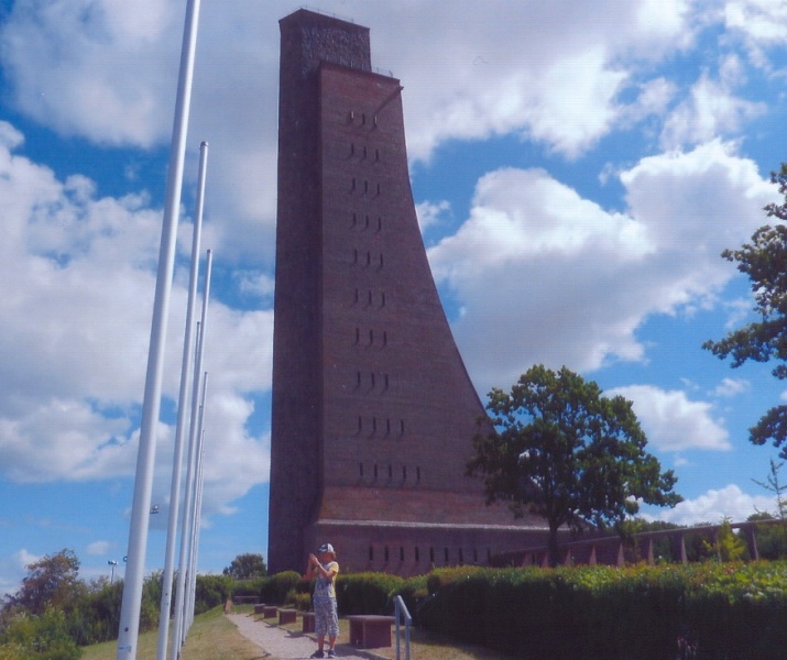 Datei:Marineehrenmal Laboe.jpg