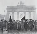 Demonstration am Brandenburger Tor am 9.11.1918.jpg