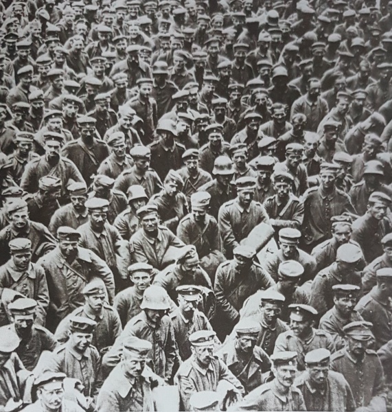 Datei:Herbst 1918 - Gehen Zehntausende deutsche Soldaten.jpg