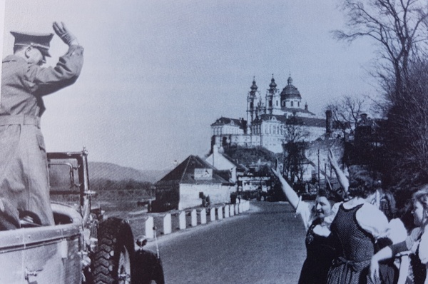 Adolf Hitler auf Weg nach Wien.jpg