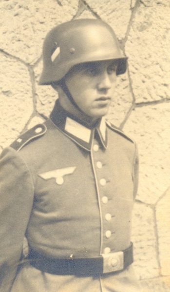 Datei:Mit Stahlhelm und Koppel.tif.jpg
