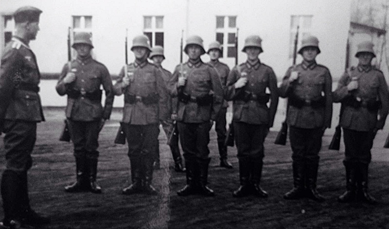 Datei:Beim Exerzieren s.jpg