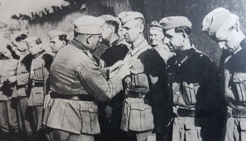 Datei:Deutsche Kreuz in Gold Verleihung.jpg