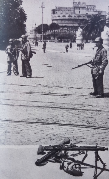 Datei:Fallschirmjäger - Rom - Italiener entwaffnet.jpg