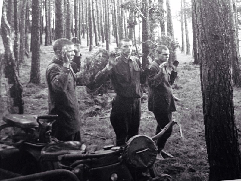 Datei:Sich ergebende Sowjets s.jpg