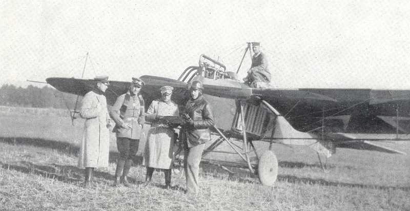 Datei:Hauptmann von Chammier-Glisczinski und die Leutnants Graf Rambaldi und Bürger sowie ein vierter.jpg