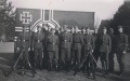 Pose vor der Reichskriegsflagge.jpg