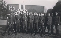 Pose vor der Reichskriegsflagge