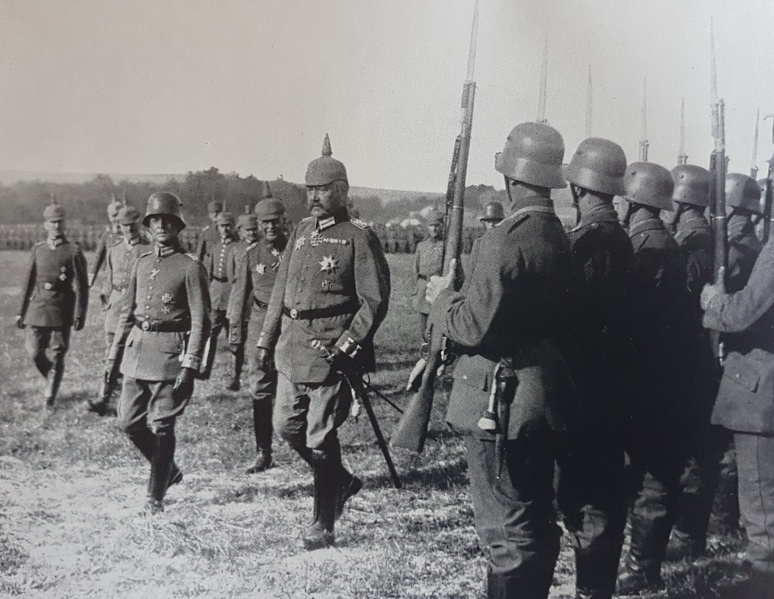 Datei:Hindenburg - beim Besuch.jpg