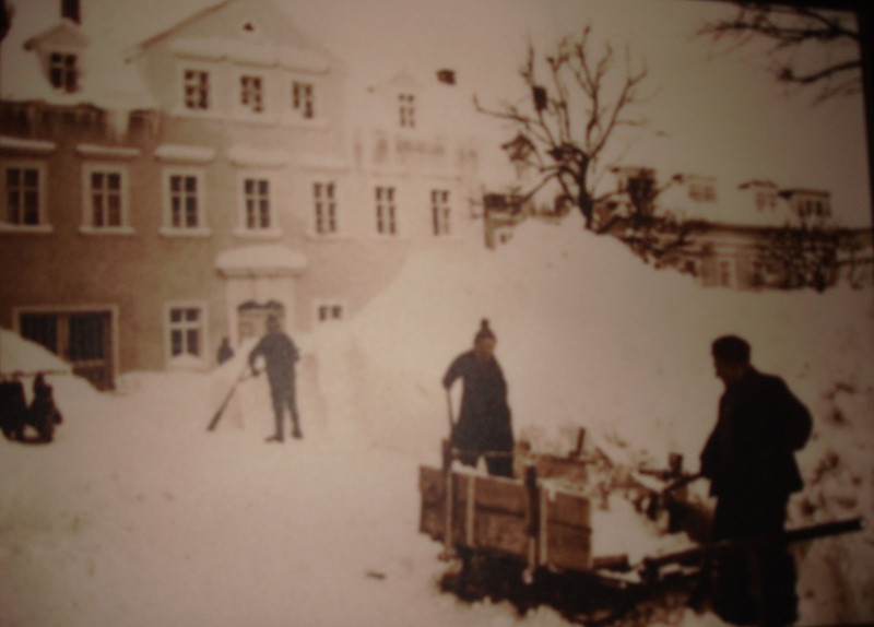 Datei:Schneeberäumung anno dunnemals Obermarkt.JPG