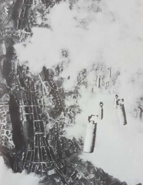 Datei:14.2.1945 USA - Bomber.jpg